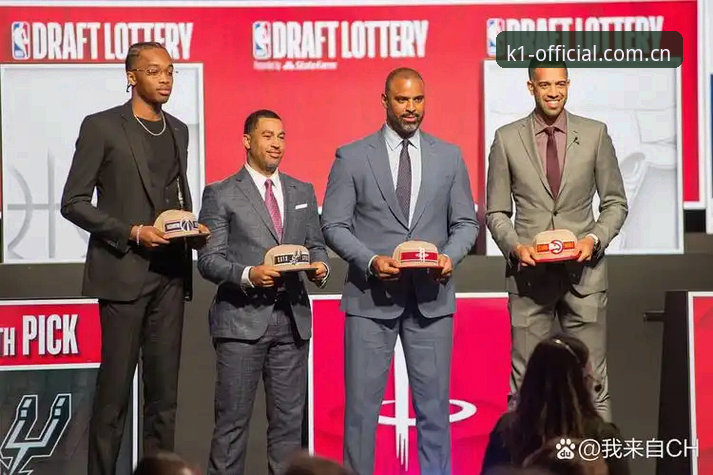 选秀抽签那天晚上，我正好在K1体育平台刷到奇才抽中状元的实时推送，旁边一个从不看球的朋友凑过来问：“这状元签很值钱吗？”我愣了一下，一时间竟不知道怎么回答——因为2026年的状元签，可能是近十年来最“烫手”的一次。